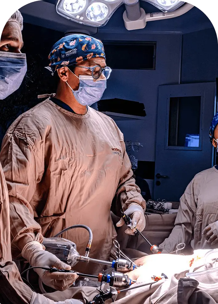 Imagen del dr Walter Salinas en cirugia de vesícula